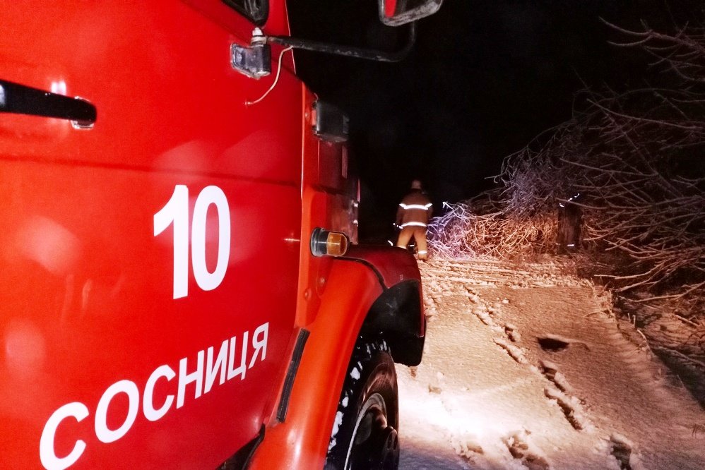 Заблоковані дороги та 70 тис. людей без світла: наслідки негоди на Чернігівщині