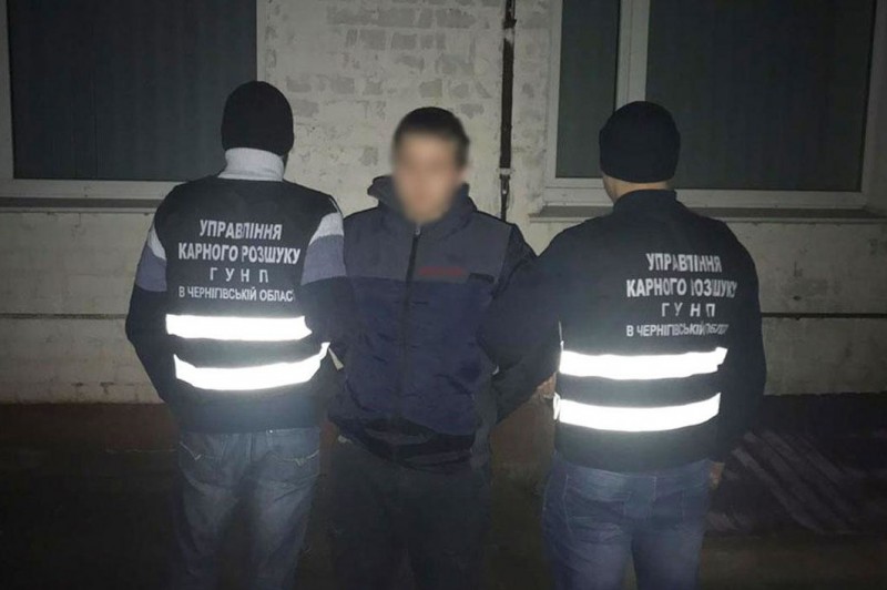 Чернігівські поліцейські оперативно затримали причетного до вбивства чоловіка