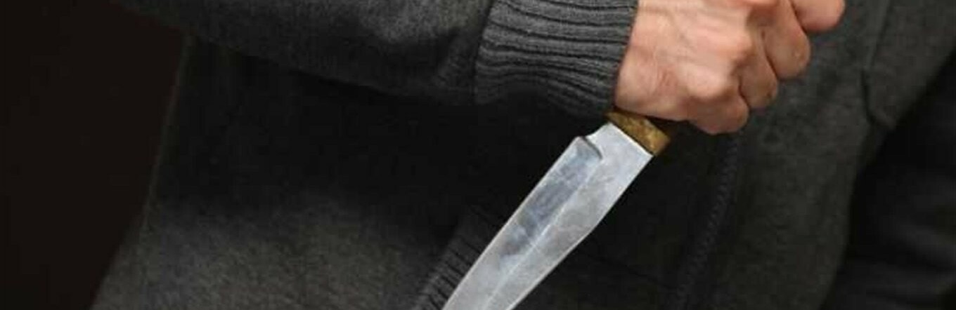 Побили та погрожували зарізати: у Чернігові троє неповнолітніх пограбували перехожого