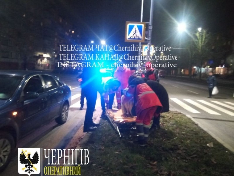 У Чернігові на пішохідному переході збили жінку (Фотофакт)
