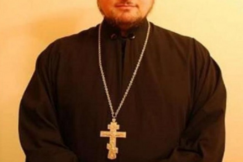 Винахідливий шахрай: на Чернігівщині чоловік видав себе за священника і поцупив ланцюжок із хрестиком