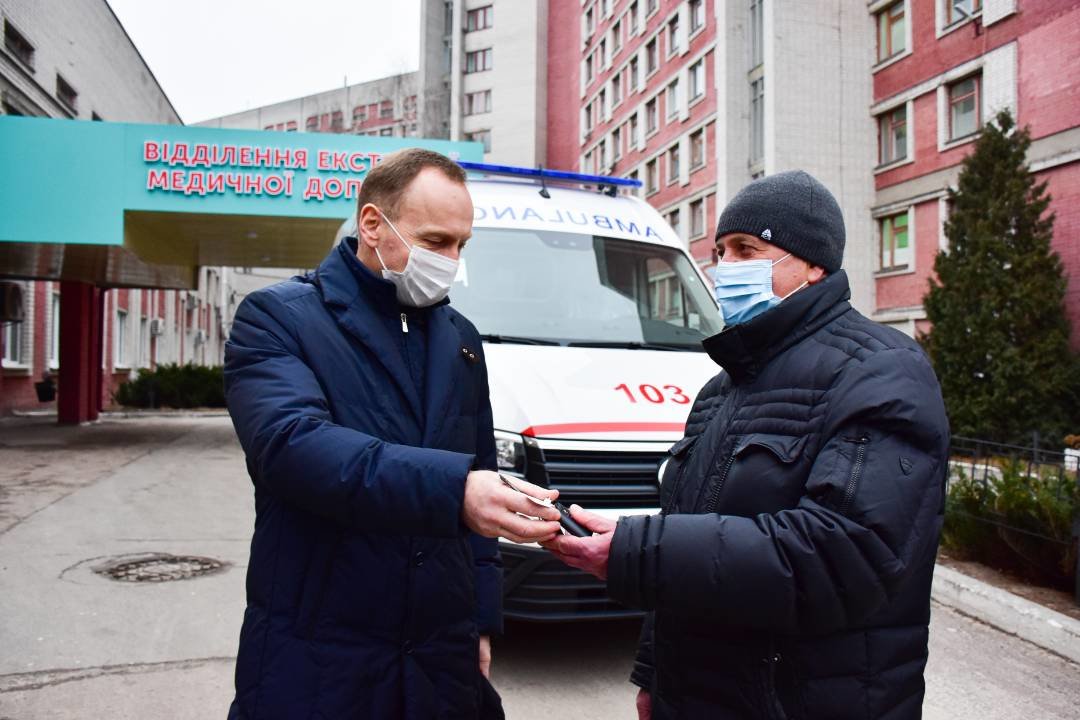 Міські лікарні поповнились двома авто "швидкої допомоги": ними перевозитимуть тяжкохворих