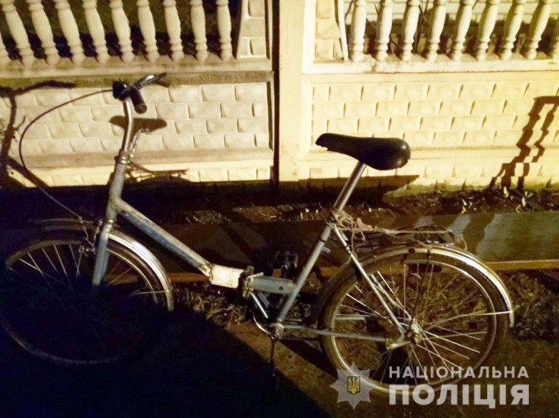 Дідусь-розбійник: на Чернігівщині 80-річний викрадач “поміняв” велосипед на елітне авто