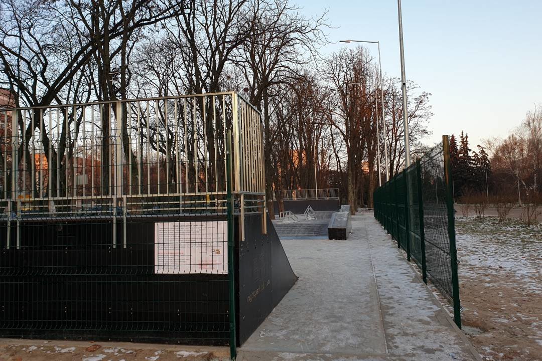 Чернігівські екстремали за сіткою: комунальники огороджують скейт-парк