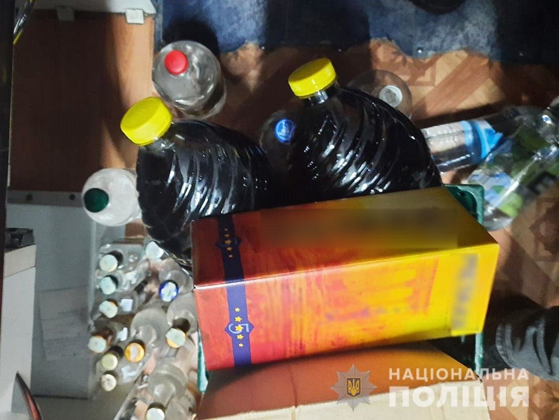 Ділок з Чернігівщини збував підроблену горілку у власному магазині