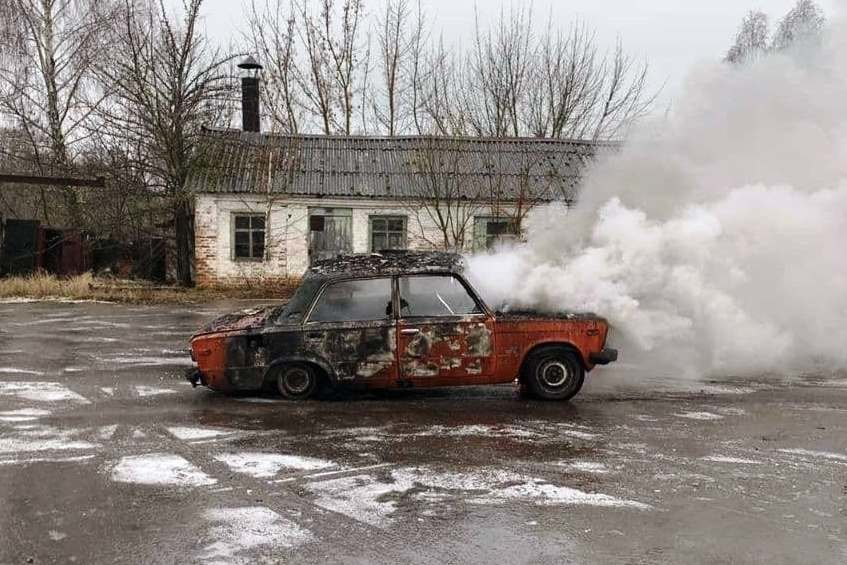 Згоріло дві автівки та покрівля: на Чернігівщині зайнялася майстерня