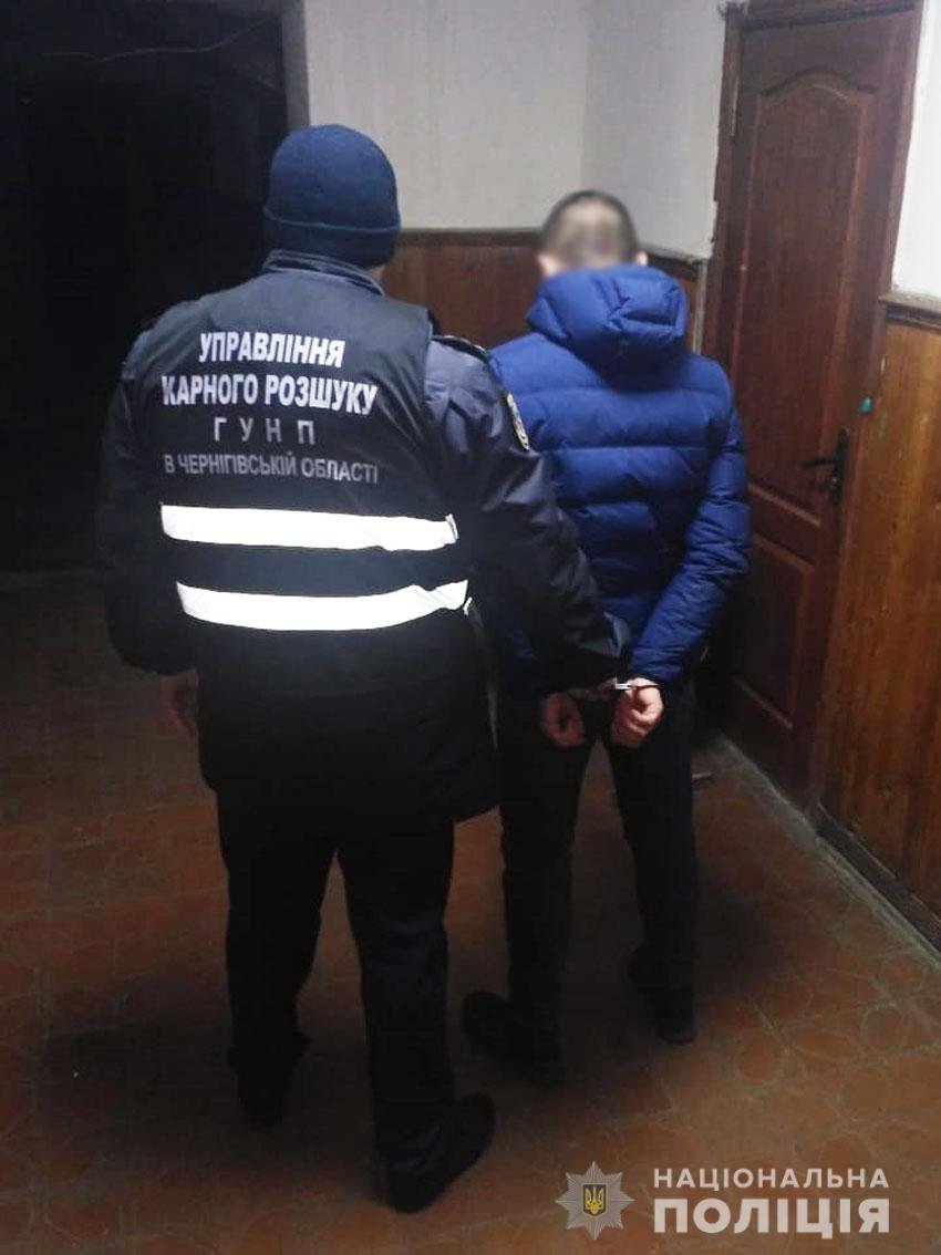 Мерзотника, який систематично ґвалтував маленьку дівчинку, затримали на Чернігівщині
