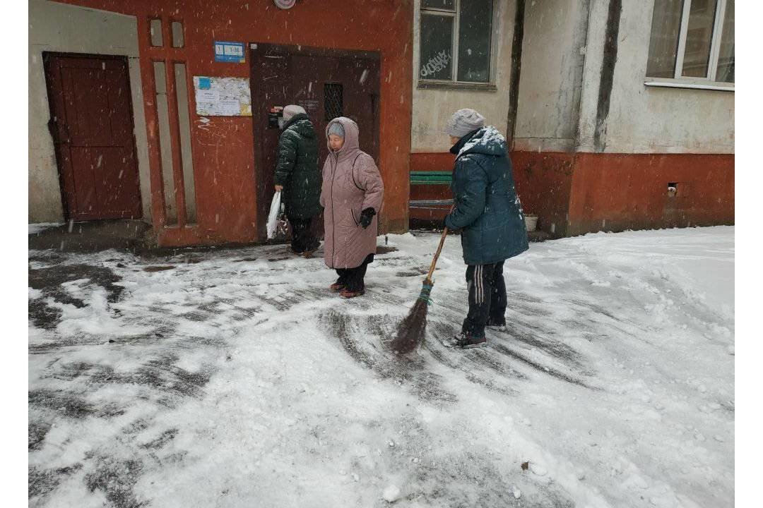 Перший снігопад: як чернігівські комунальники вулиці розчищали