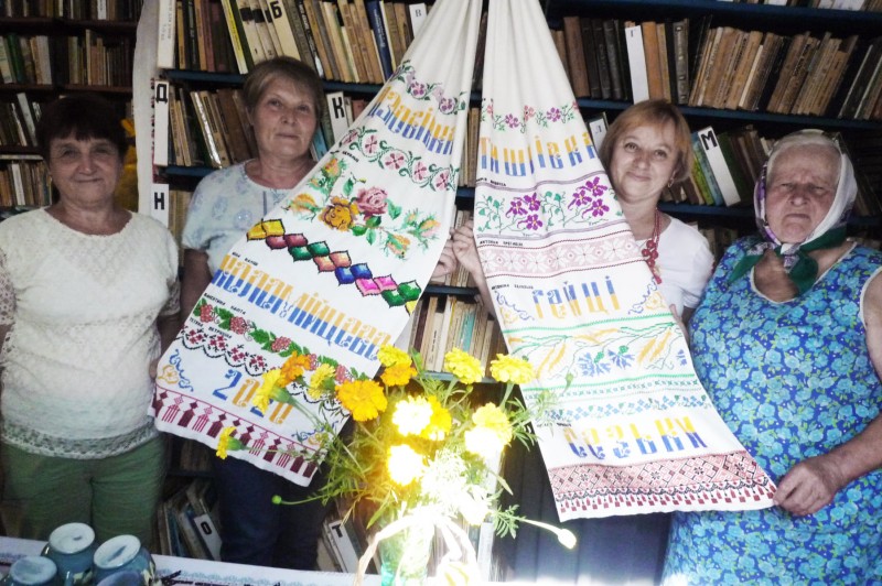 Читачі бібліотеки на Чернігівщині вишили колективний рушник