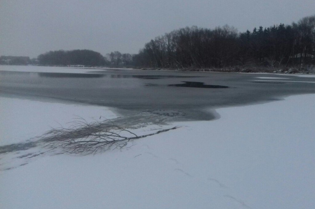 Тонкий лід: любитель зимової риболовлі на одній з річок Чернігівщини провалився під кригу