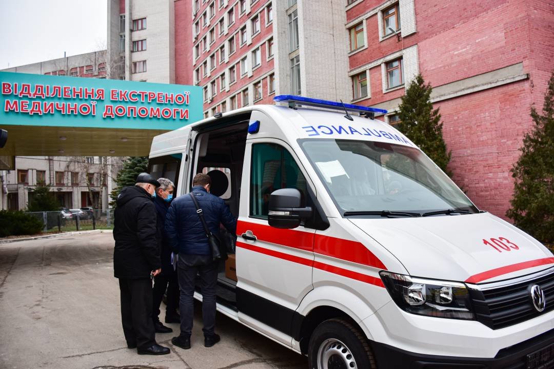 Міські лікарні поповнились двома авто "швидкої допомоги": ними перевозитимуть тяжкохворих
