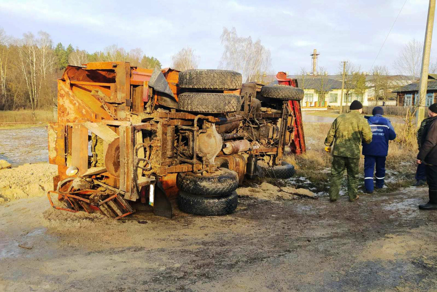 Автомобіль, який посипав дорогу протиожеледною сумішшю, перекинувся на Чернігівщині