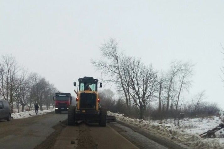 На відремонтованих ділянках дороги у Коропському і Сосницькому районах укріпили узбіччя