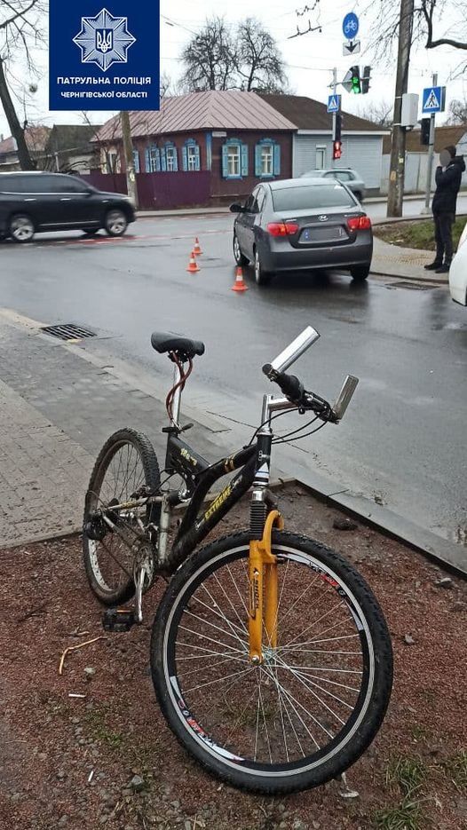 Поведінка безвідповідального велосипедиста на чернігівській вулиці призвела до ДТП