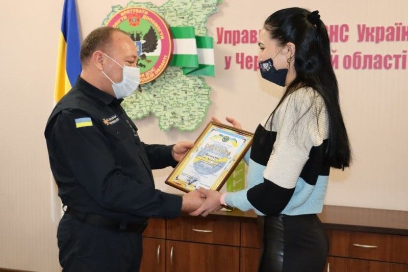 Головний рятувальник області відзначив Олену Білик, яка врятувала життя чоловіку