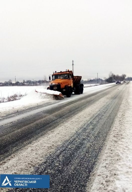 Чернігівщину почало заносити снігом: на дорогах працює спецтехніка