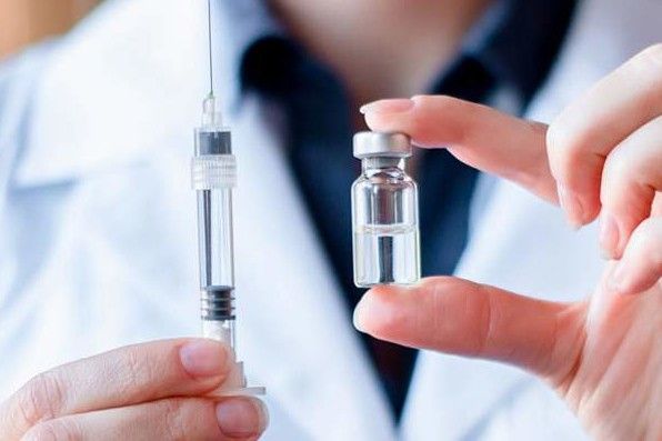 Перша партія вакцин від COVID-19 в Україну прибуде в середині лютого