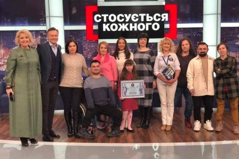 «Картина на мільйон»: житель Чернігівщини встановив рекорд України з малювання зубами