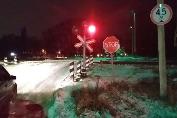 Врізався в огорожу та світлофор: на Чернігівщині вантажівка Укрпошти зупинила електричку