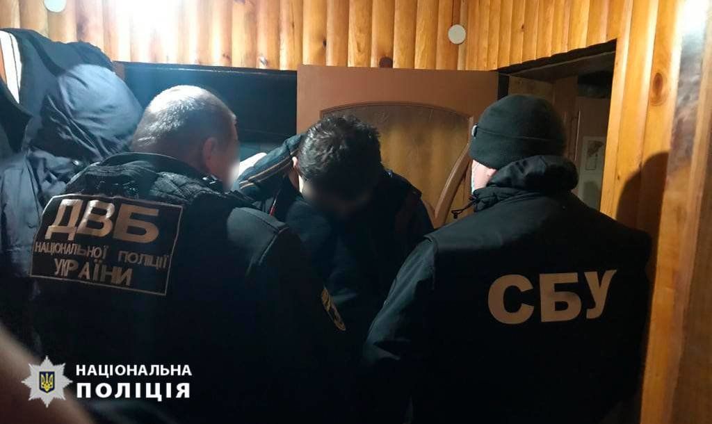 Двоє перевертнів у погонах з Чернігівщини торгували амфетаміном та марихуаною