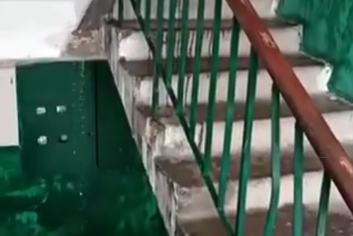 Відлига: у Чернігові затопило під’їзд багатоповерхівки (Відеофакт)