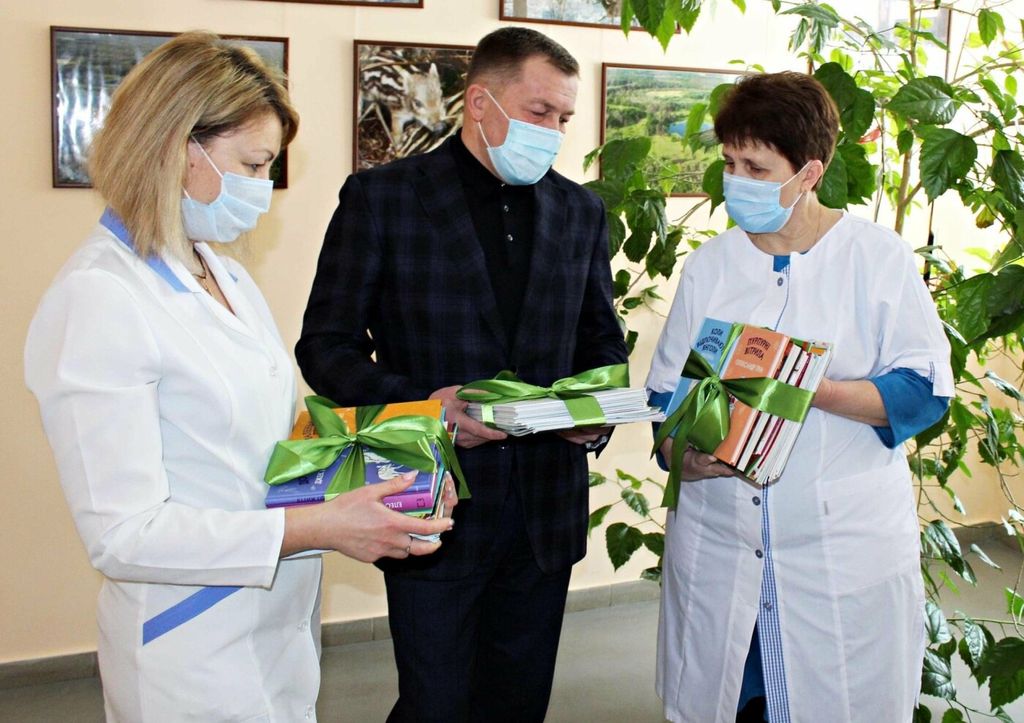 Сервісний центр МВС передав книжки маленьким пацієнтам Чернігівської дитячої лікарні
