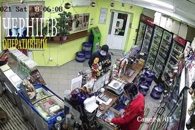 У Чернігові чоловік розрахувався у магазині фальшивими грошима (Відео. Фото)