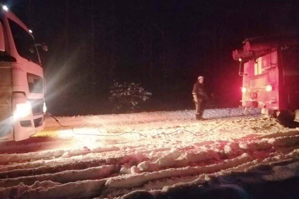 Чернігівщина потопає в снігу: десятки машин застрягли у заметах