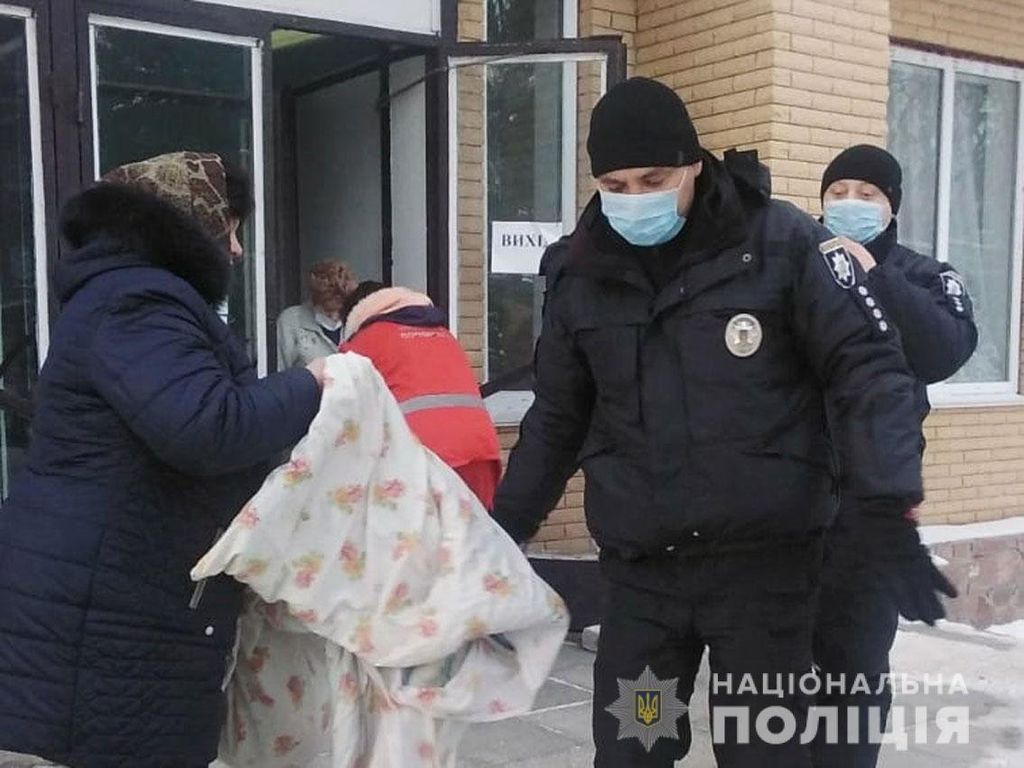 У полі в Чернігівській області заблукав і замерз хлопець. Від ампутації ніг його врятувала поліція