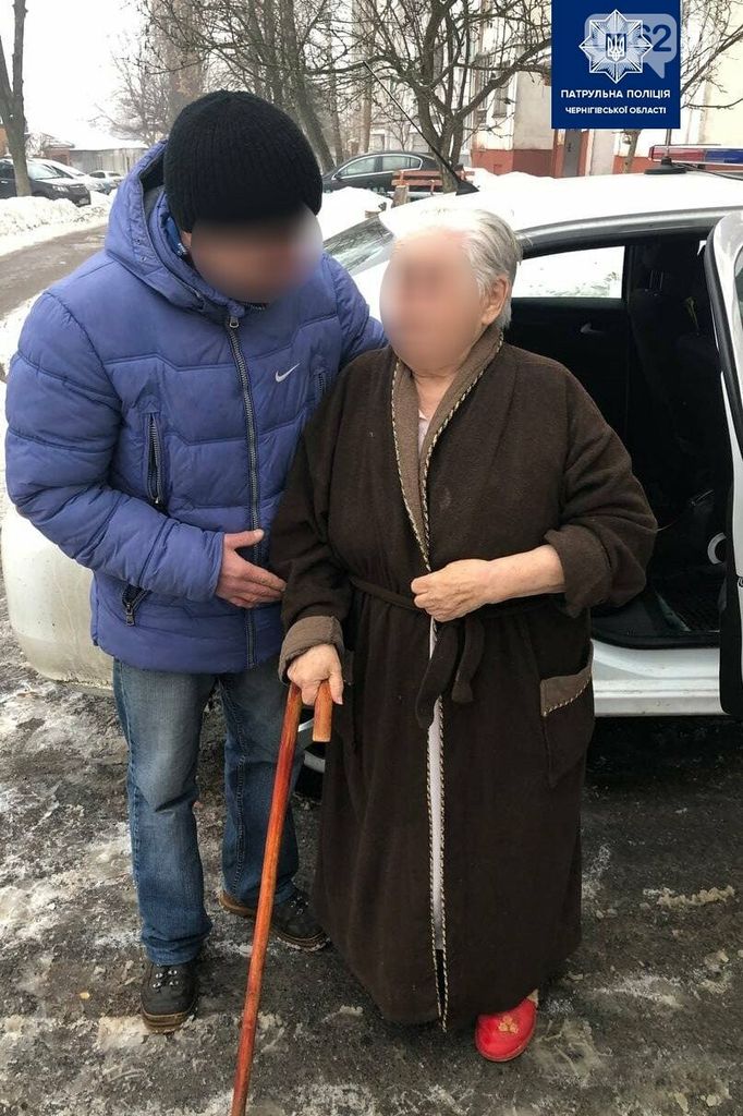 Заблукала на вулицях Чернігова. Поліція повернула додому 77-річну жінку