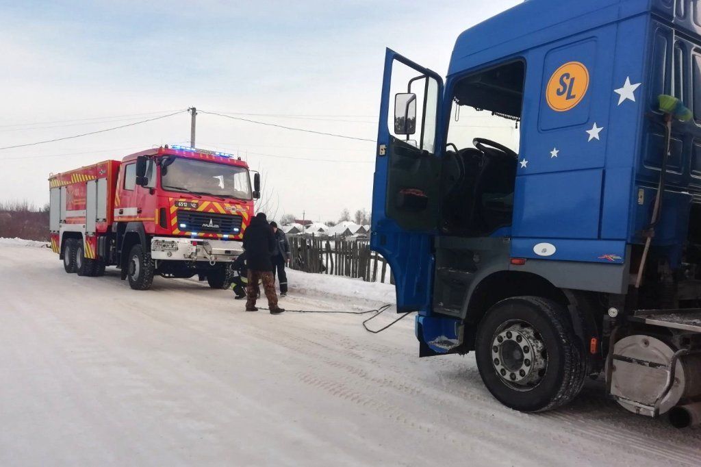 На Чернігівщині рятувальники продовжують визволяти автівки зі снігових пасток