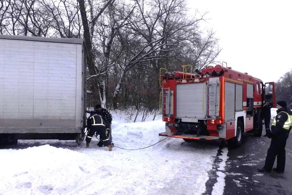На Чернігівщині рятувальники продовжують визволяти автівки зі снігових пасток