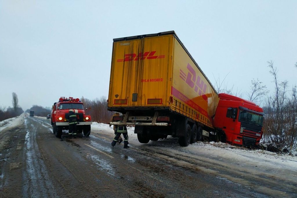 Не впорався з кермуванням: одну з доріг Чернігівщини заблокувала фура