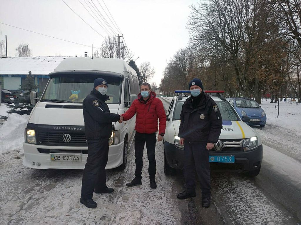 Годину простояли на морозі: на Чернігівщині поліцейські витягли з пастки рейсовий автобус