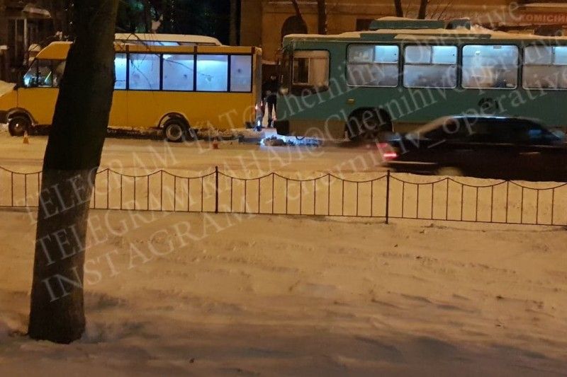 У Чернігові тролейбус врізався у маршрутку (Фотофакт)