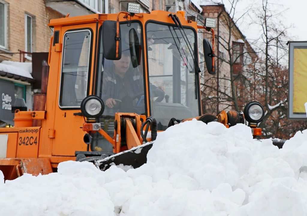 Тотальна чистка: за вихідні з вулиціь Чернігова вивезли більше 6 000 м3 снігу