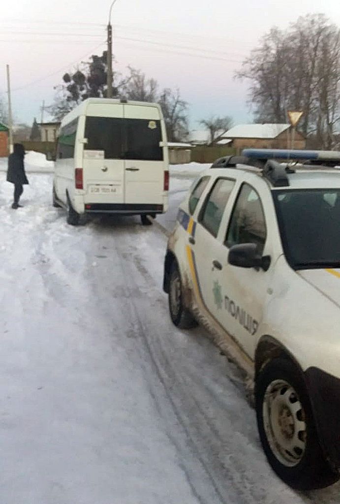 Годину простояли на морозі: на Чернігівщині поліцейські витягли з пастки рейсовий автобус