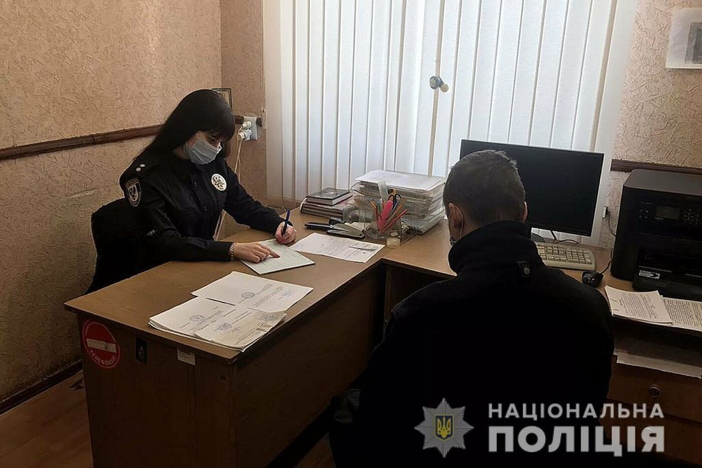 Курив цигарки на уроці: підлітка з Чернігівщини оштрафували за зухвалу поведінку