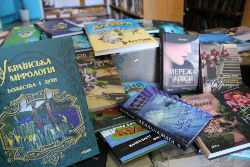 Новгород-Сіверська бібліотека отримала книжок на 100 тисяч гривень