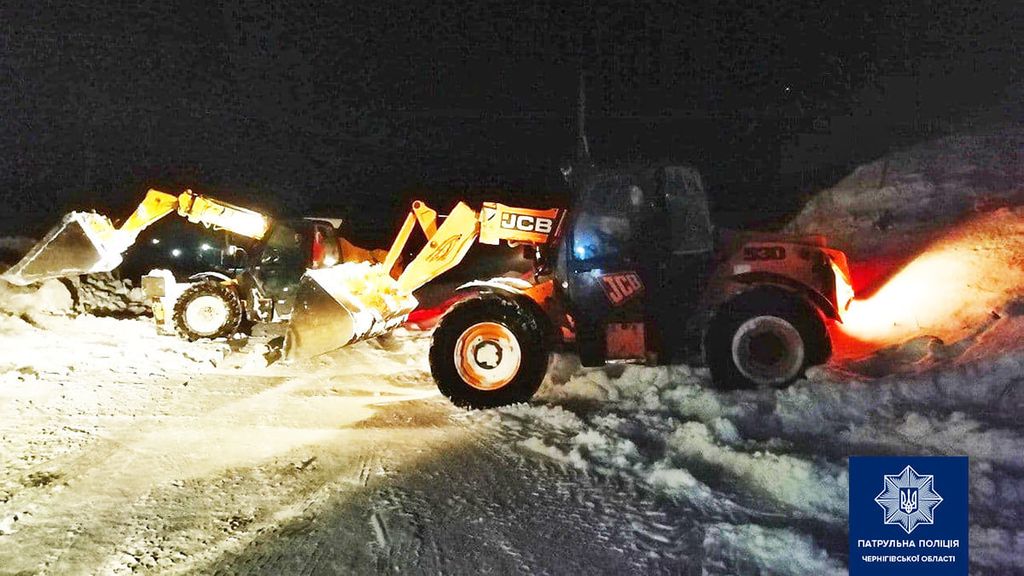 Проти снігу напідпитку: чернігівські Коти від кучугурів прибирали п’яні трактористи
