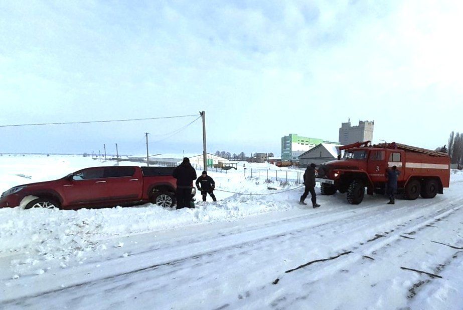 На Чернігівщині рятувальники продовжують визволяти автівки зі снігових пасток