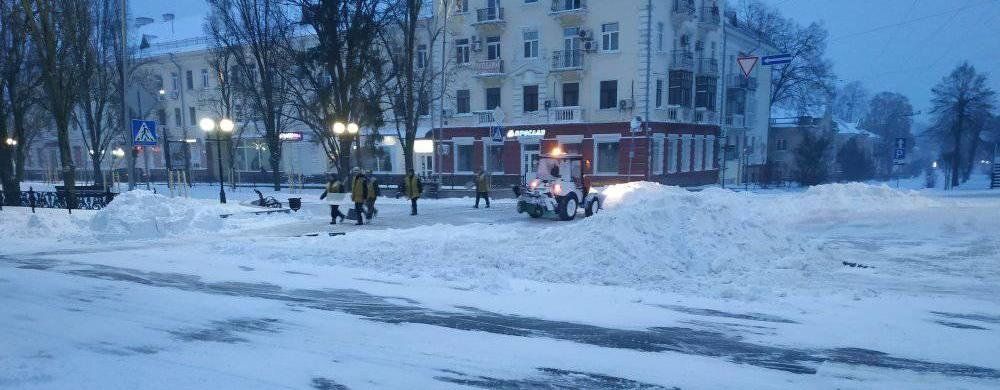 Замість наради чернігівські чиновники пішли чистити вулиці від снігу