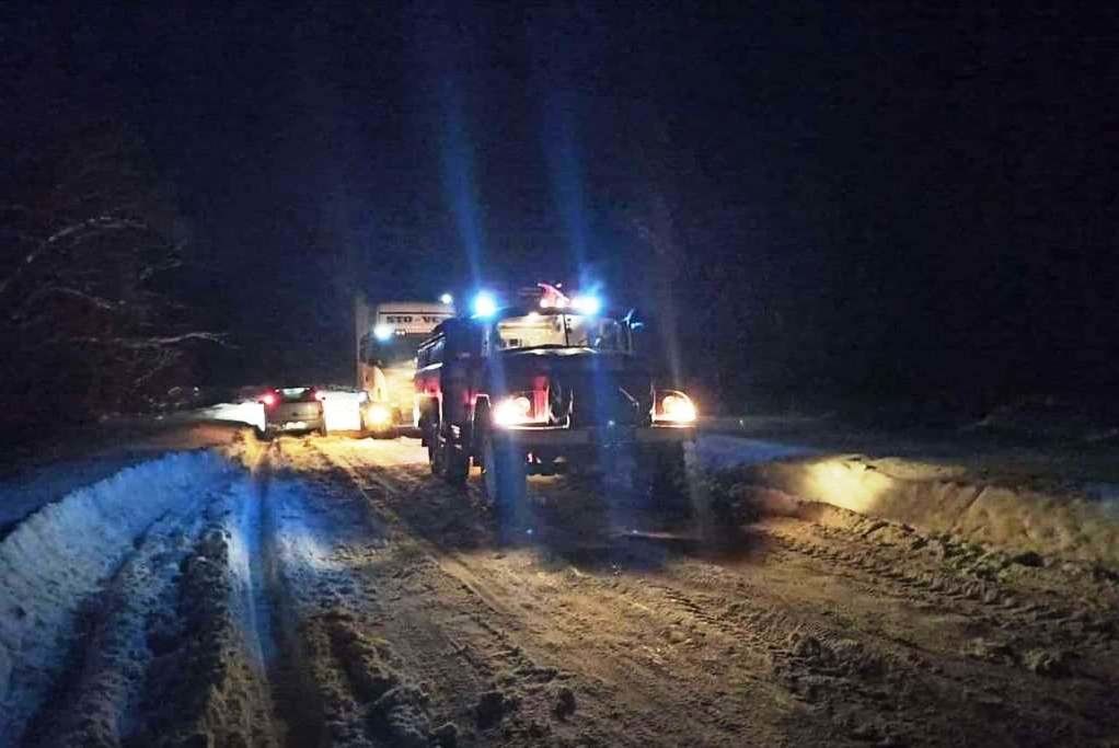 На Чернігівщині рятувальники продовжують визволяти автівки зі снігових пасток