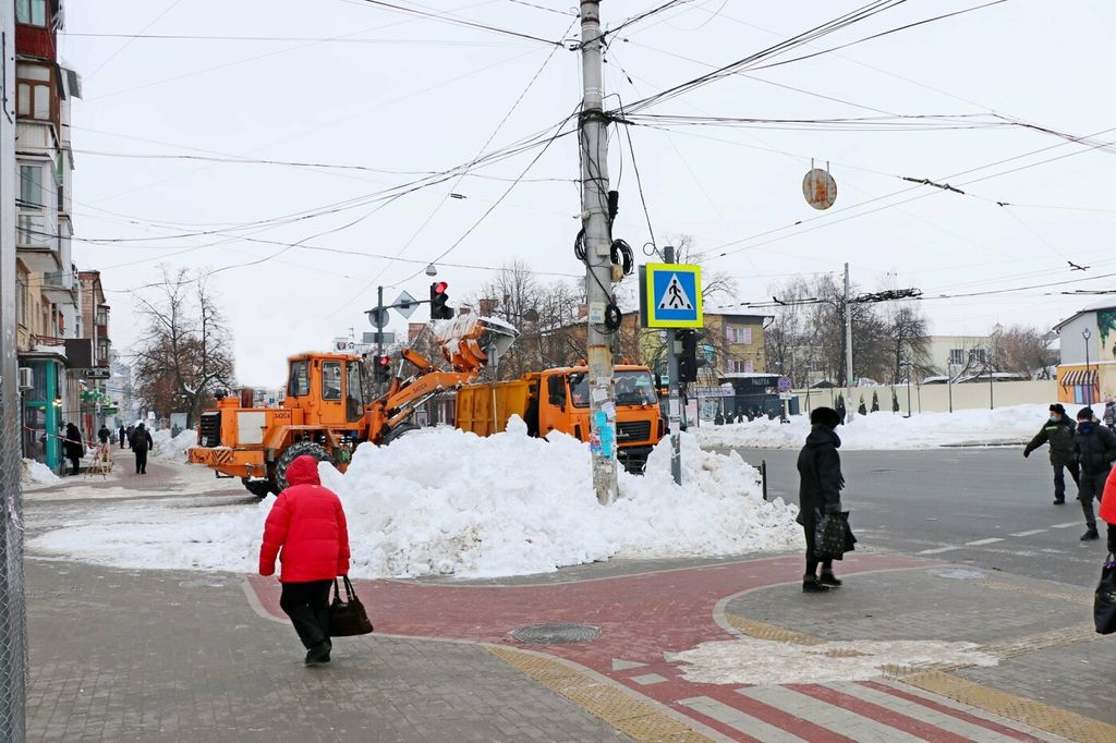 Тотальна чистка: за вихідні з вулиціь Чернігова вивезли більше 6 000 м3 снігу