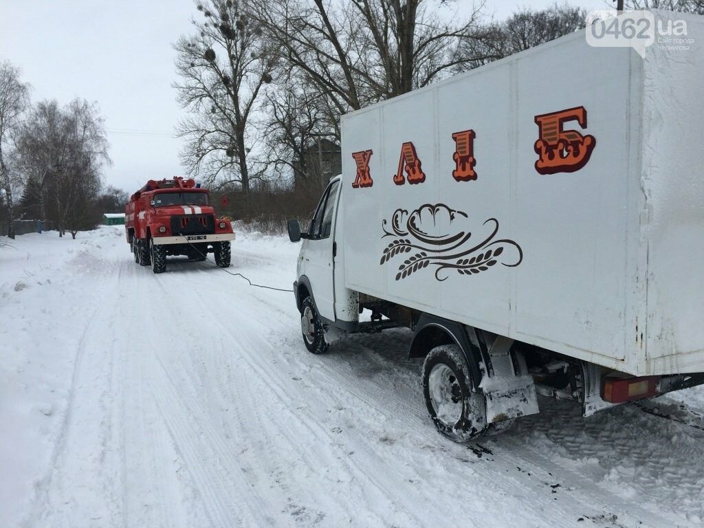 На Чернігівщині із снігових заметів рятують фури