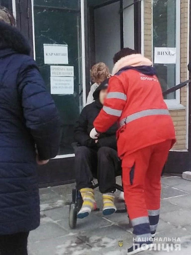 У полі в Чернігівській області заблукав і замерз хлопець. Від ампутації ніг його врятувала поліція