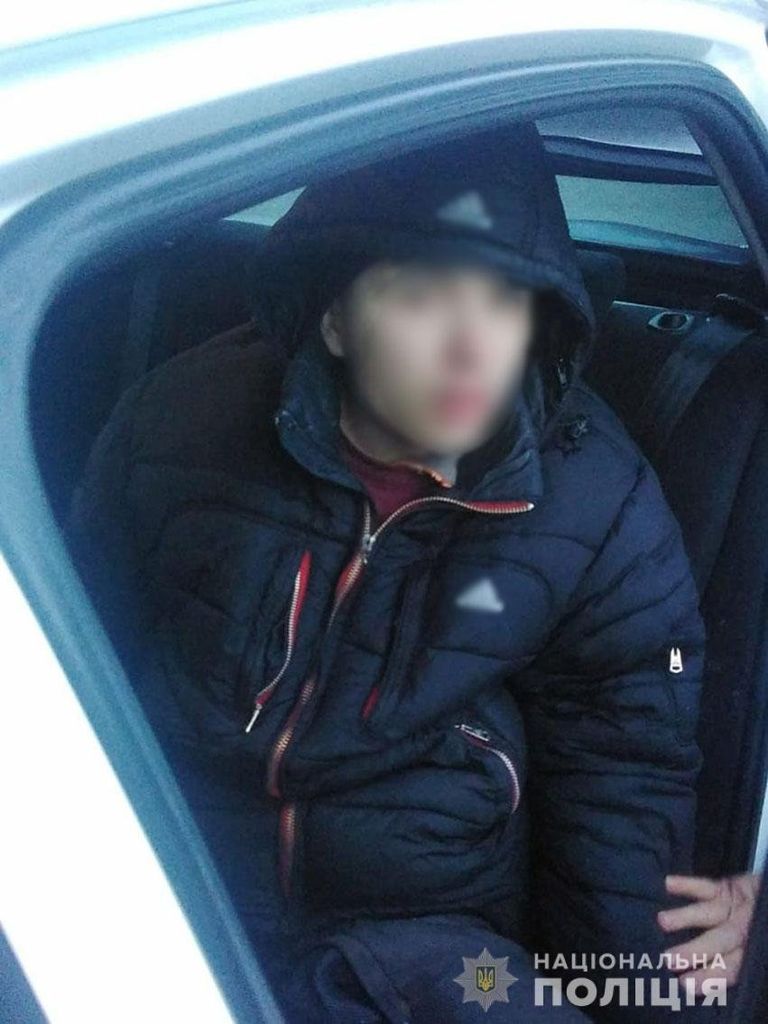 У полі в Чернігівській області заблукав і замерз хлопець. Від ампутації ніг його врятувала поліція