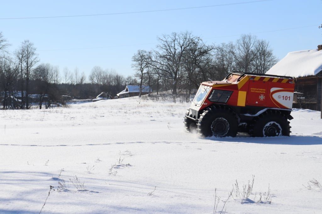 Снігопад відрізав від цивілізації два села на Чернігівщині