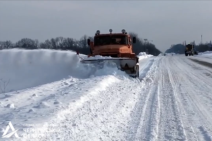 На Чернігівщині для прибирання снігу залучена важка дорожня техніка (Відео)