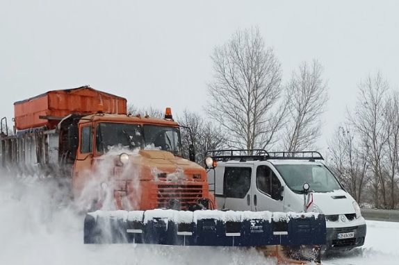 Дороги Чернігівщини прибирають від снігу більше ста одиниць техніки